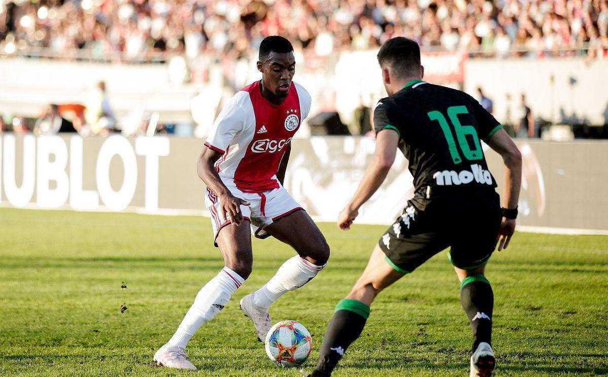 阿贾克斯客场大胜,连胜领跑小组 阿贾克斯客场大胜,连胜领跑小组