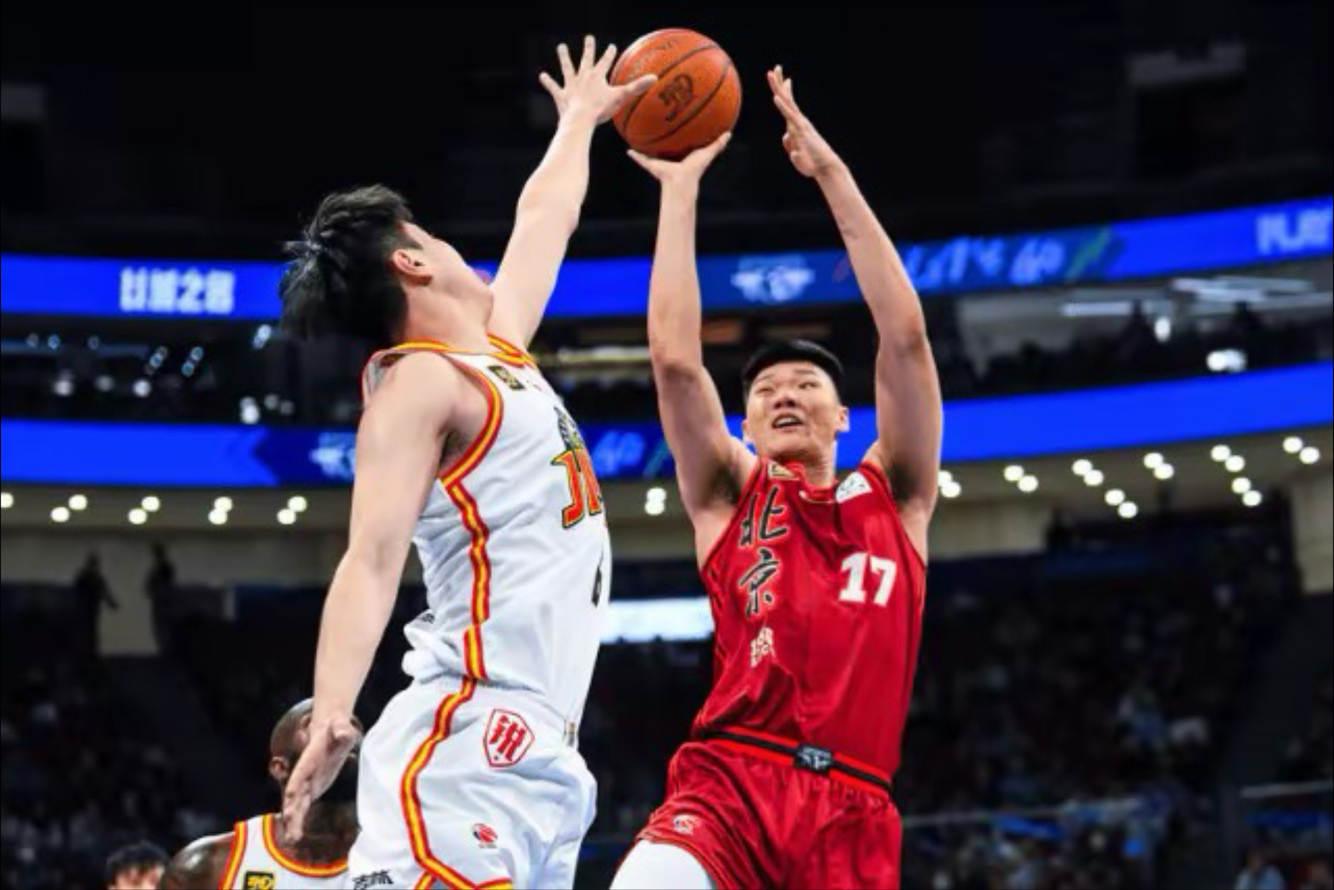 CBA决赛现场激情飙升球员全力以赴 CBA决赛现场激情飙升球员全力以赴