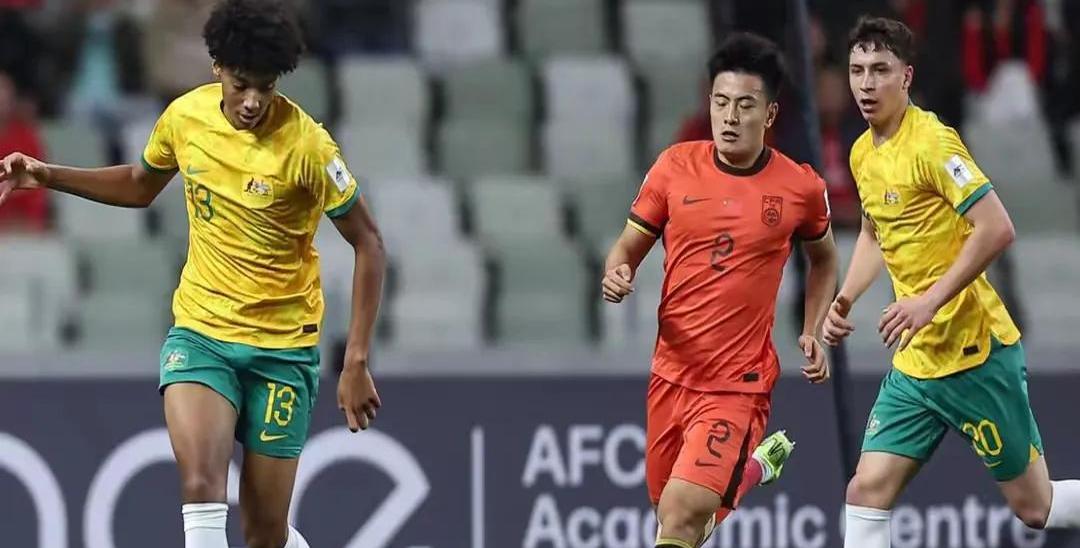 半场表现,比赛热度不减,球员体现出团队精神 半场表现,比赛热度不减,球员体现出团队精神