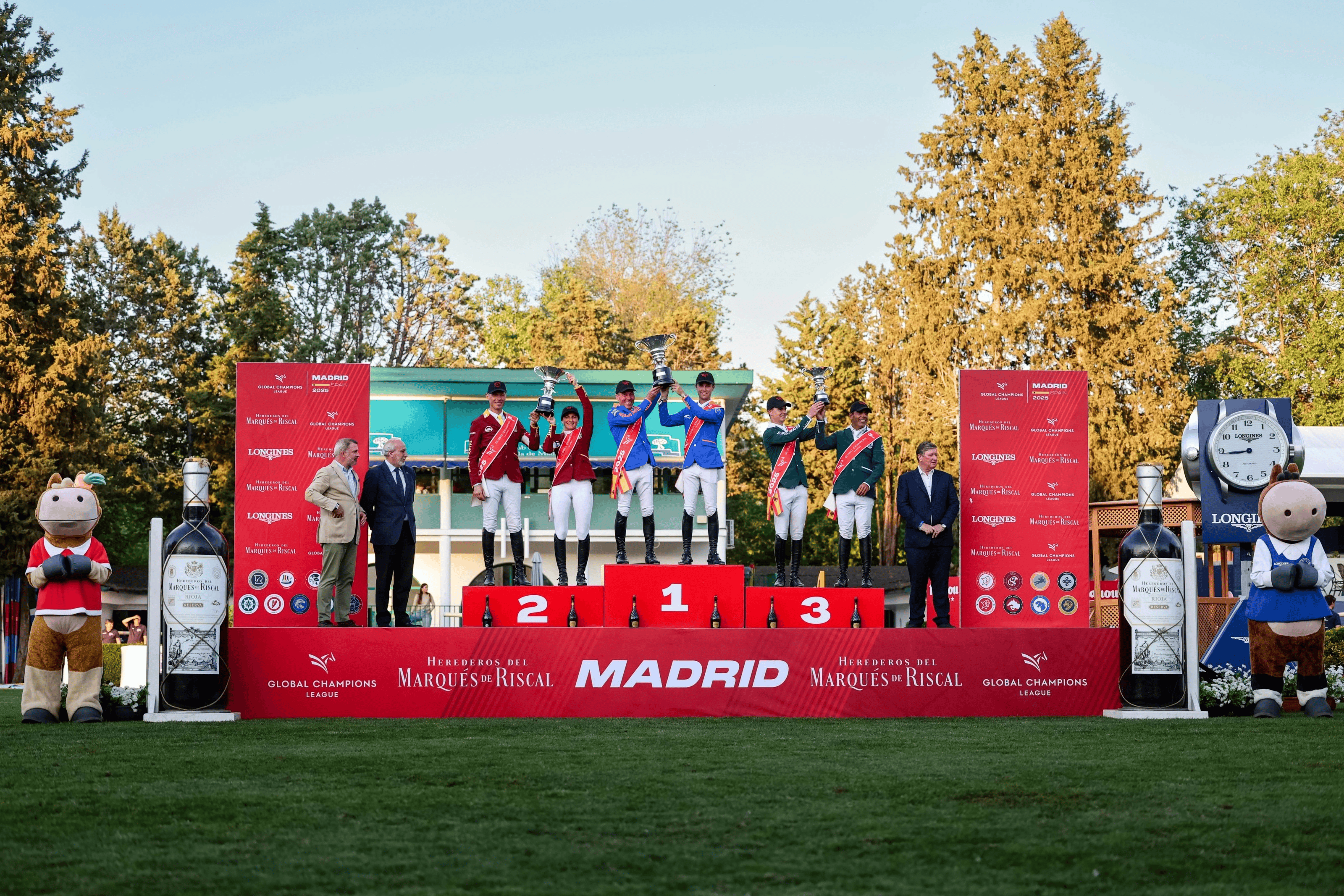 双方球队在激烈比拼中各有亮点,比赛精彩纷呈 双方球队在激烈比拼中各有亮点,比赛精彩纷呈