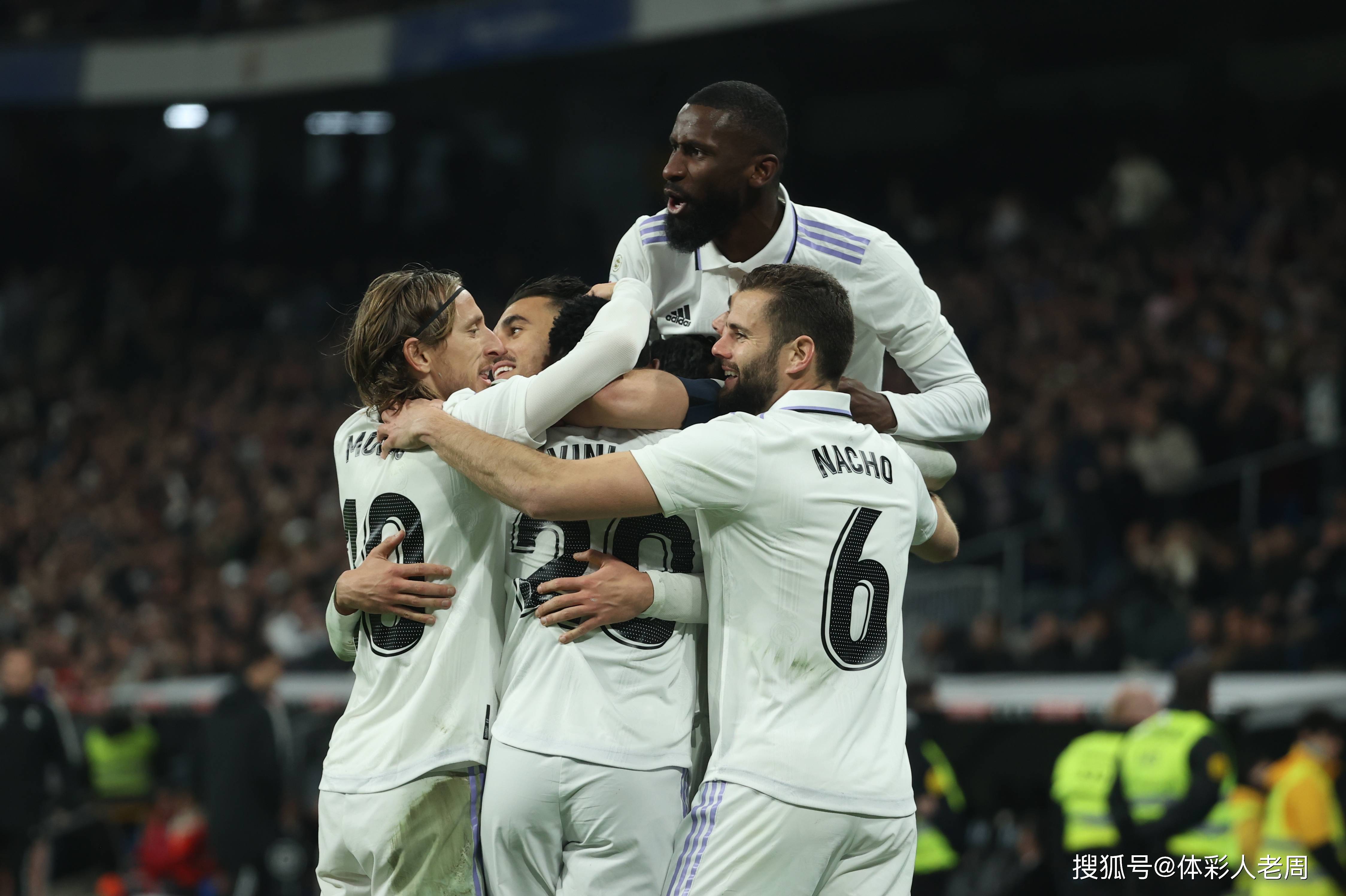 世界足坛关键比赛上演一场精彩对决,球员斗志昂扬 世界足坛关键比赛上演一场精彩对决,球员斗志昂扬