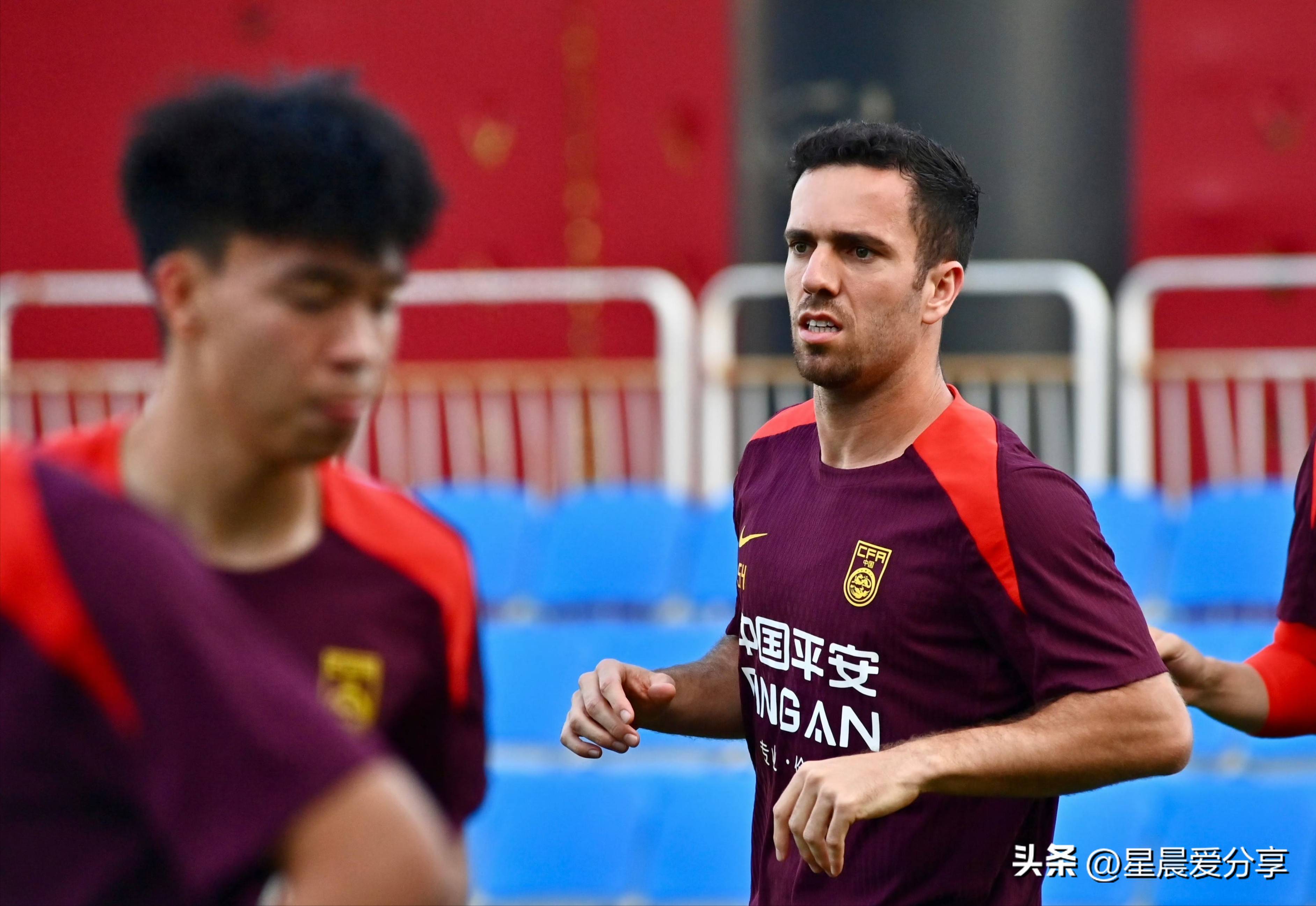 优秀球员崭露头角，引领球队冲刺冠军梦