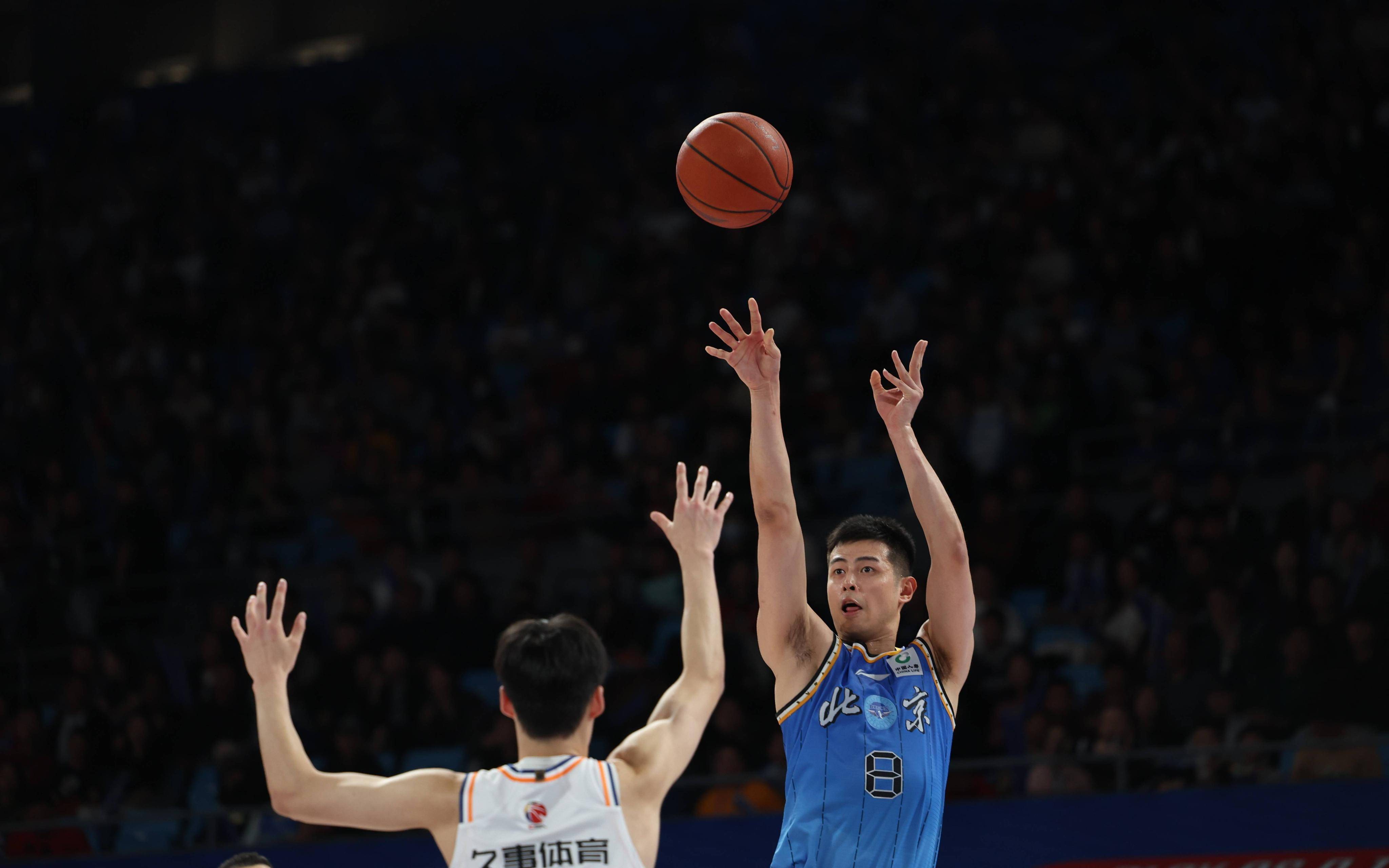 紧张激烈的比赛,CBA赛场掀起热潮 紧张激烈的比赛,CBA赛场掀起热潮