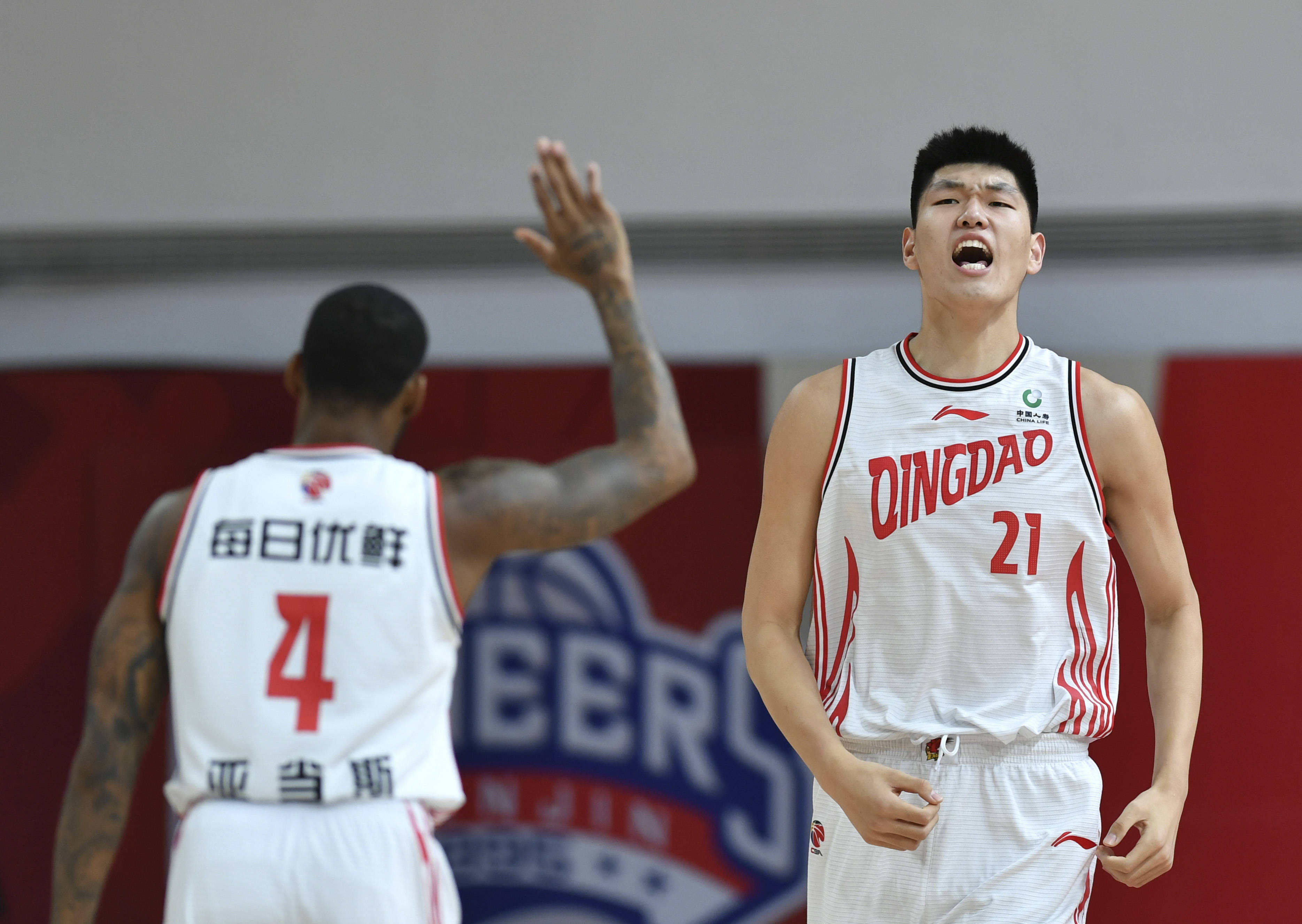 强队之间的巅峰对决引起球迷热议 强队之间的巅峰对决引起球迷热议