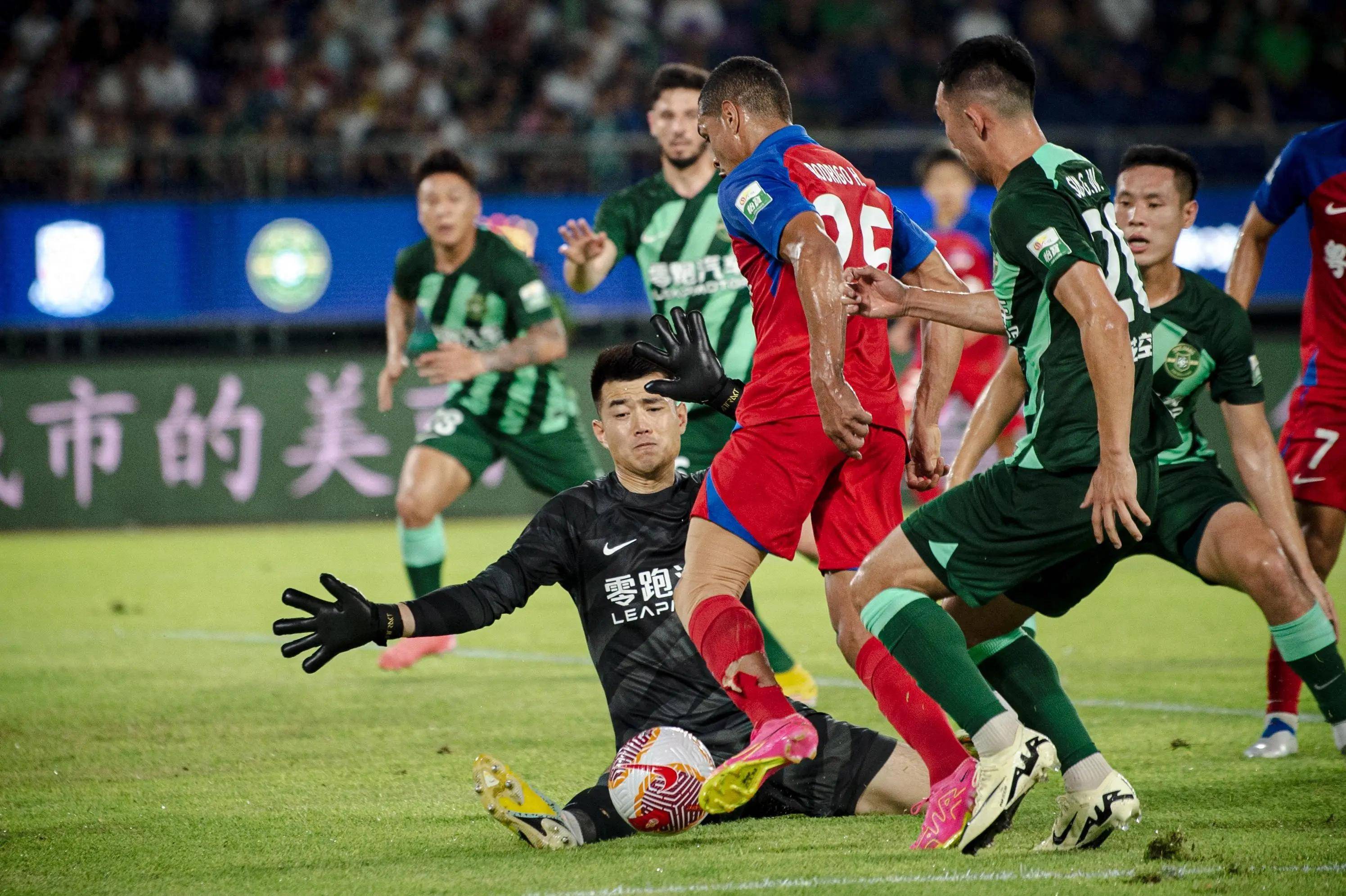 双方球队在比赛中展开了激烈角逐 双方球队在比赛中展开了激烈角逐