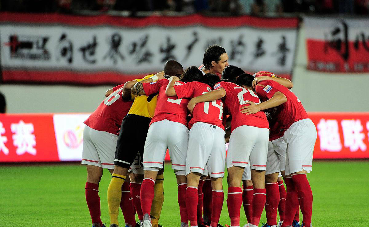 od体育教练-足球赛场上惊险一幕，球迷兴奋不已的简单介绍