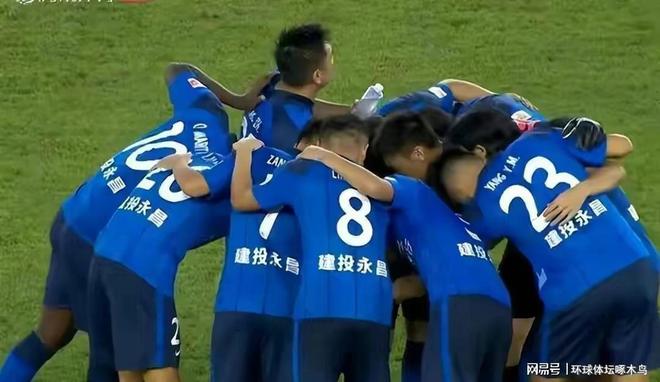 双方球队展开激烈角逐，胜负难分