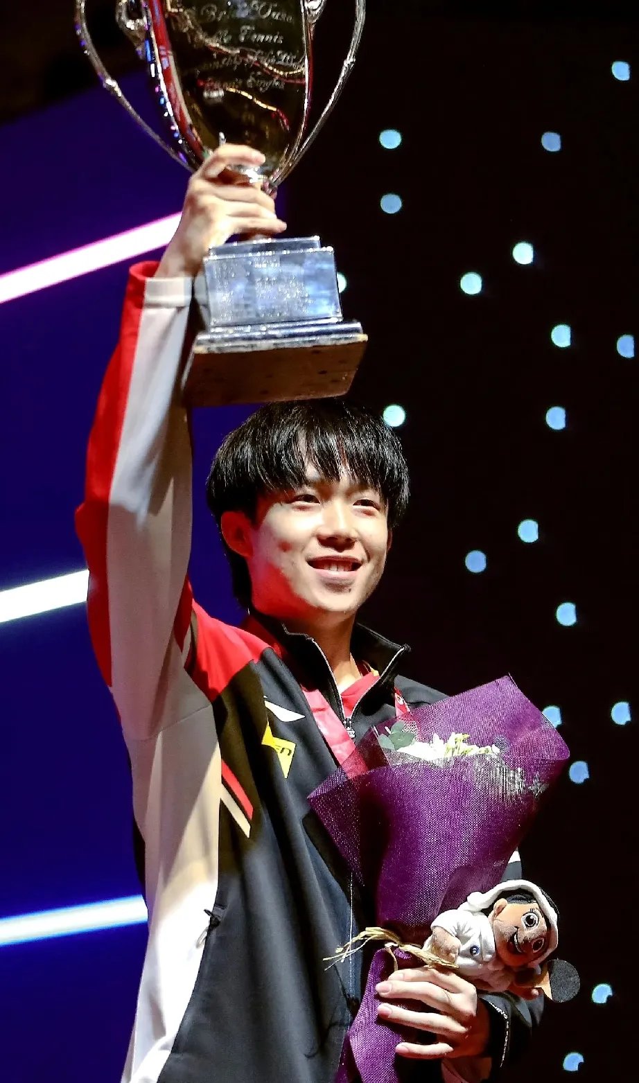 选手凭借实力勇夺冠军，展现无限魅力