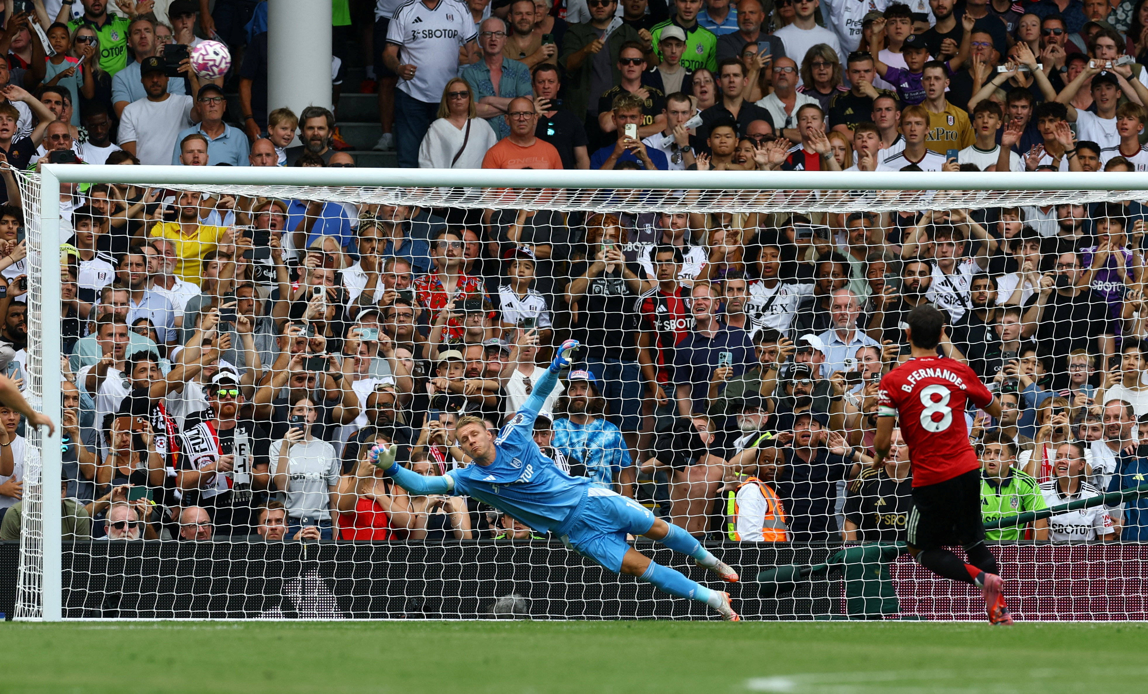 曼联客场胜利,成功晋级淘汰赛 曼联客场胜利,成功晋级淘汰赛