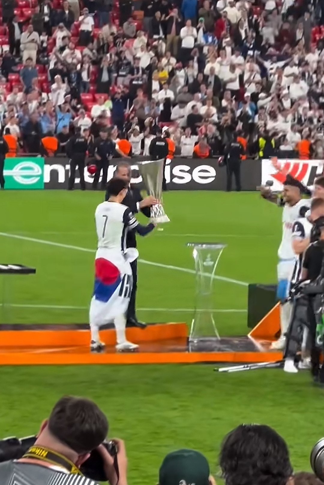 od体育官网app-欧洲杯预选赛赛场上烽火连天，谁能笑到最后？