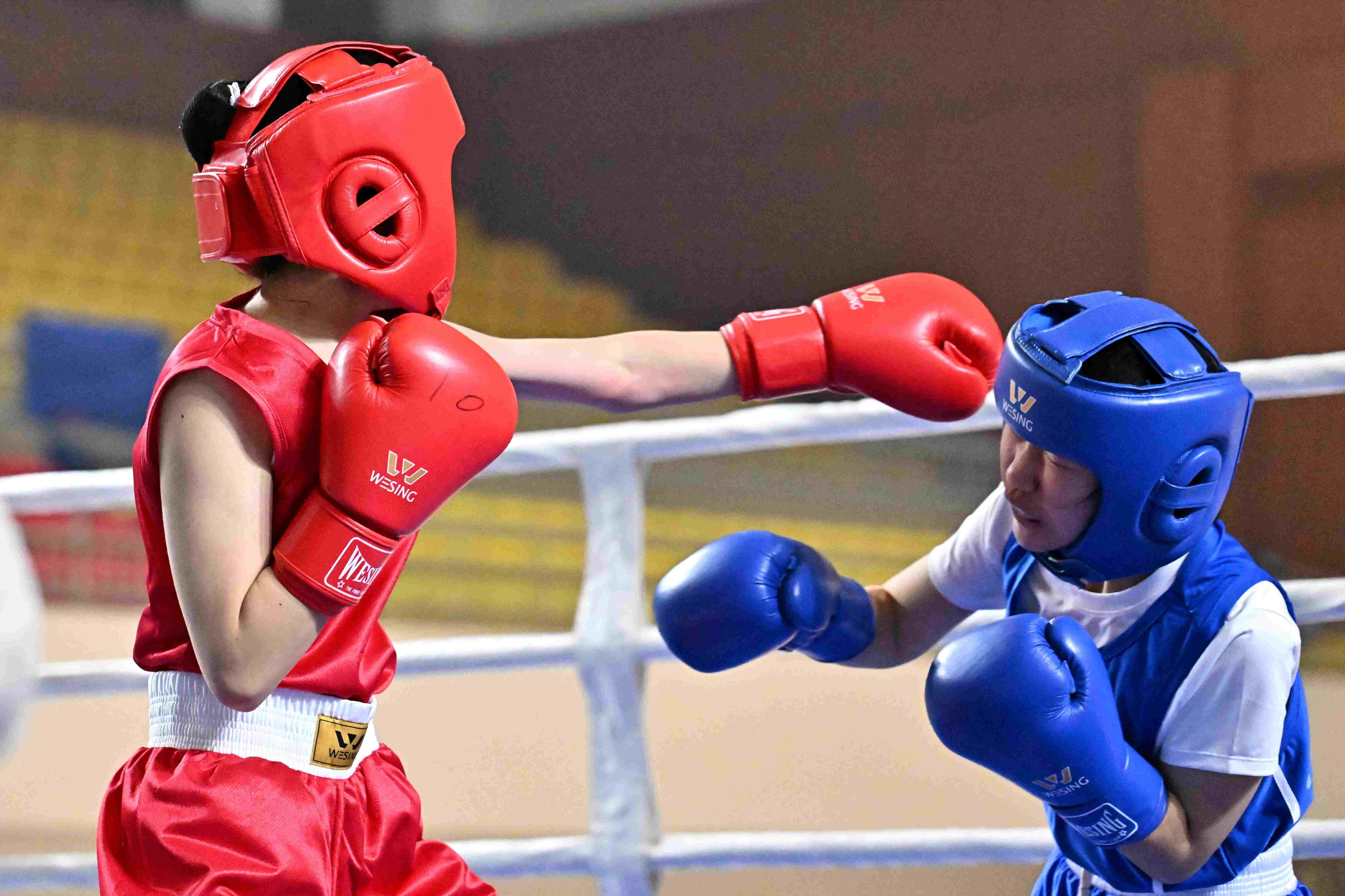 拳击冠军掌握绝对优势，轻松夺冠的简单介绍