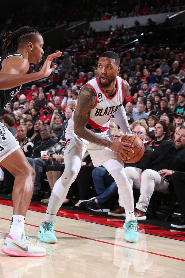 开拓者胜马刺,利拉德贡献20+10 开拓者胜马刺,利拉德贡献20+10