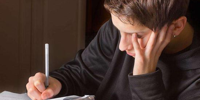 足球场上的硝烟正燃起,谁能笑到最后的简单介绍 足球场上的硝烟正燃起,谁能笑到最后的简单介绍